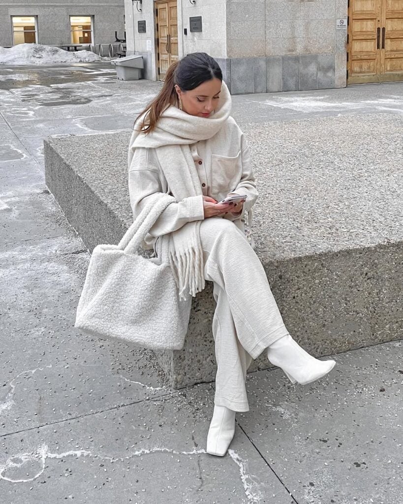 Mulher jovem e magra com look monocromático de inverno