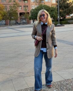 Looks de São João com calça jeans e blazer xadrez