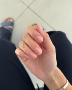 Mão de pele clara, com unha curta sem esmalte