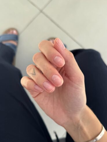 Mão de pele clara, com unha curta sem esmalte