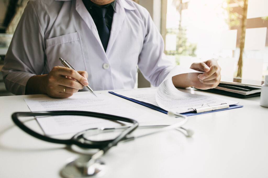 Foto de médico em consulta