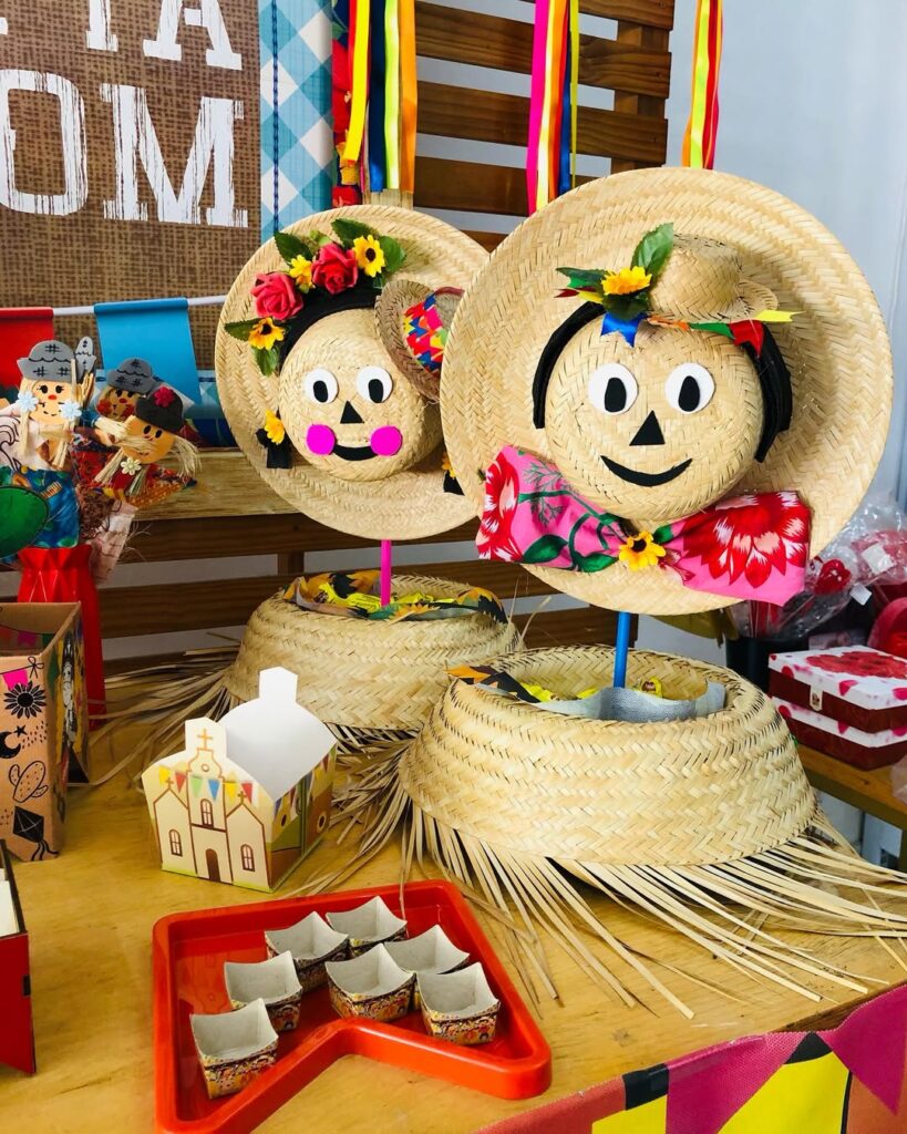 Chapéus de palha decorados com carinhas alegres, flores e laços