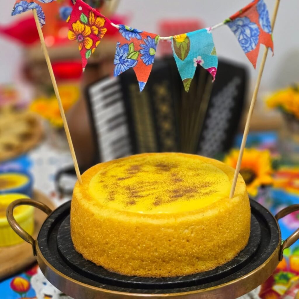 Bolo de miilho decorado com bandeirinhas juninas