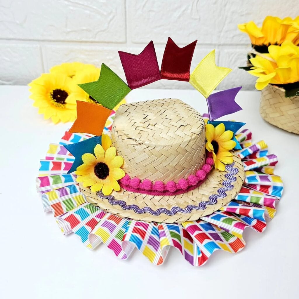 Arranjo de mesa com chapéu, flores e bandeirinhas coloridas