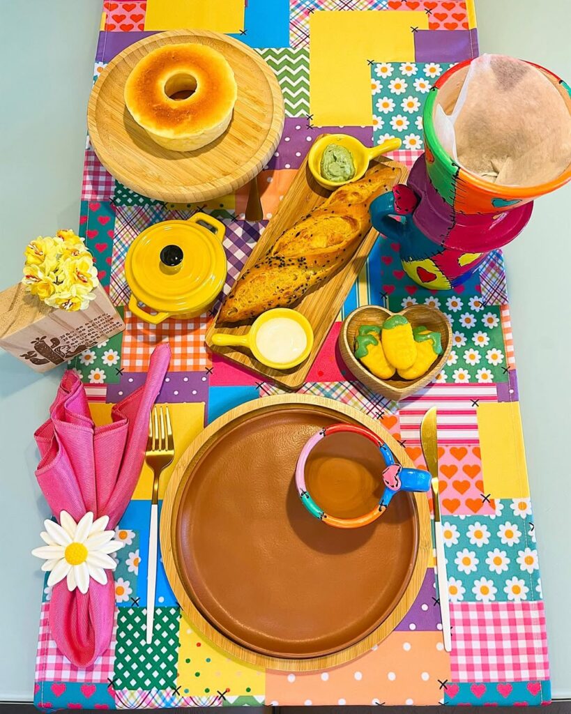 Trilho de mesa com estampas quadriculadas xadrez, com flores e listras e mesa posta