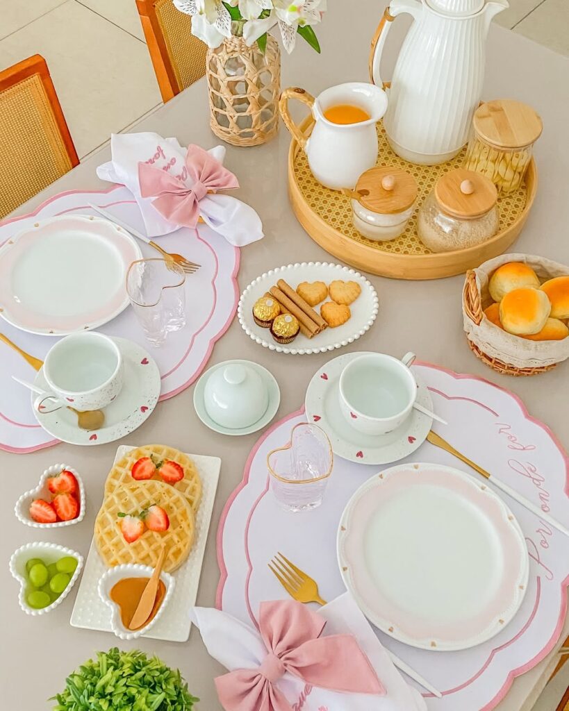 Mesa posta com bandeja de bambu e pahinha e itens de café, copos e tijelinhas em formato de coração