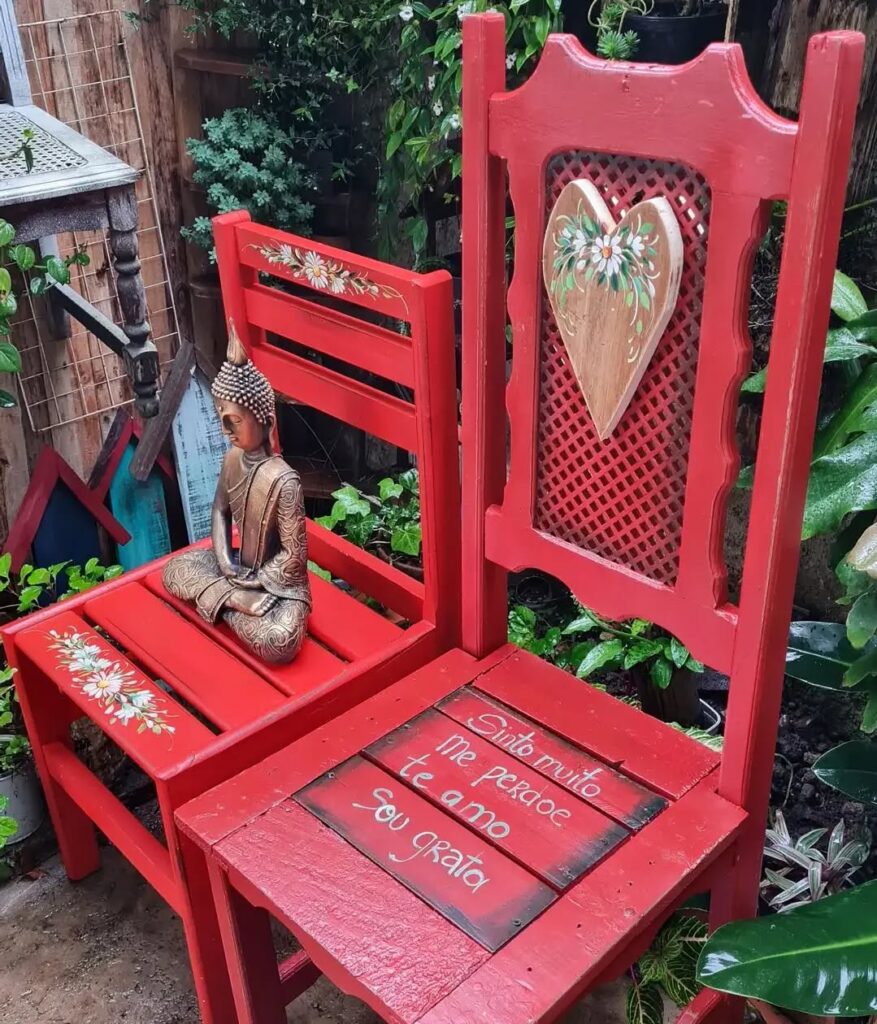 Cadeiras vermelhas decoradas para jardim