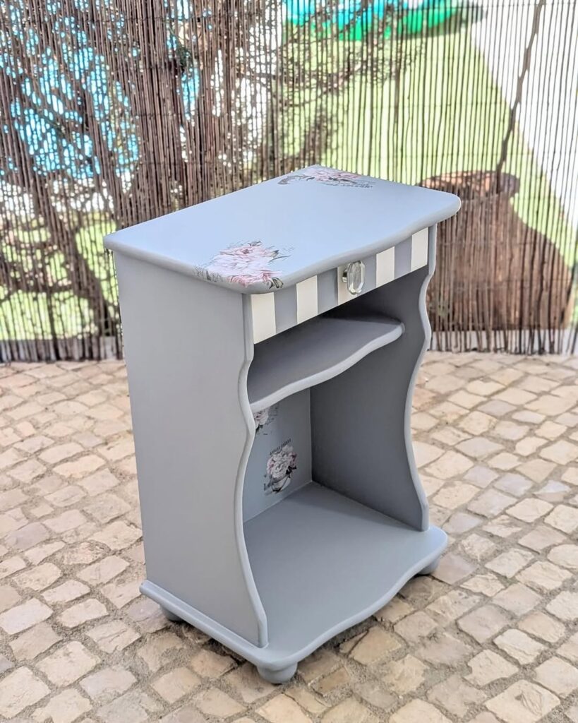 Móvel transformado com pintura cinza-claro e decoupage de flores