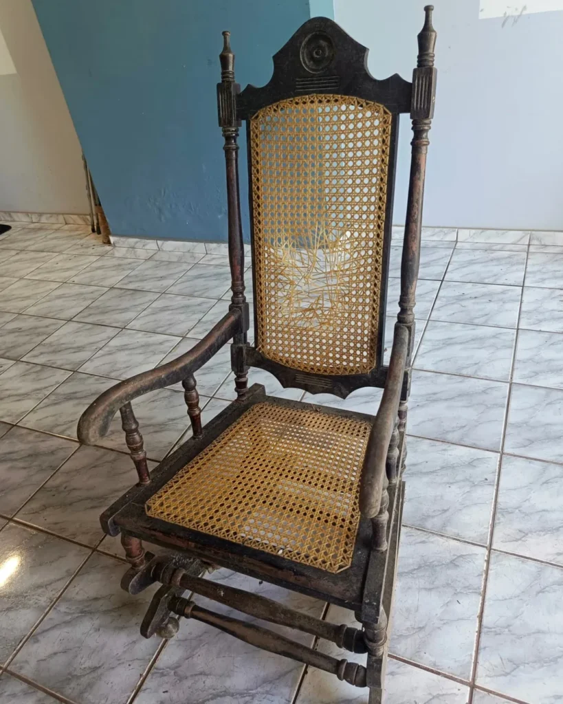 Cadeira de madeira antiga e com danos