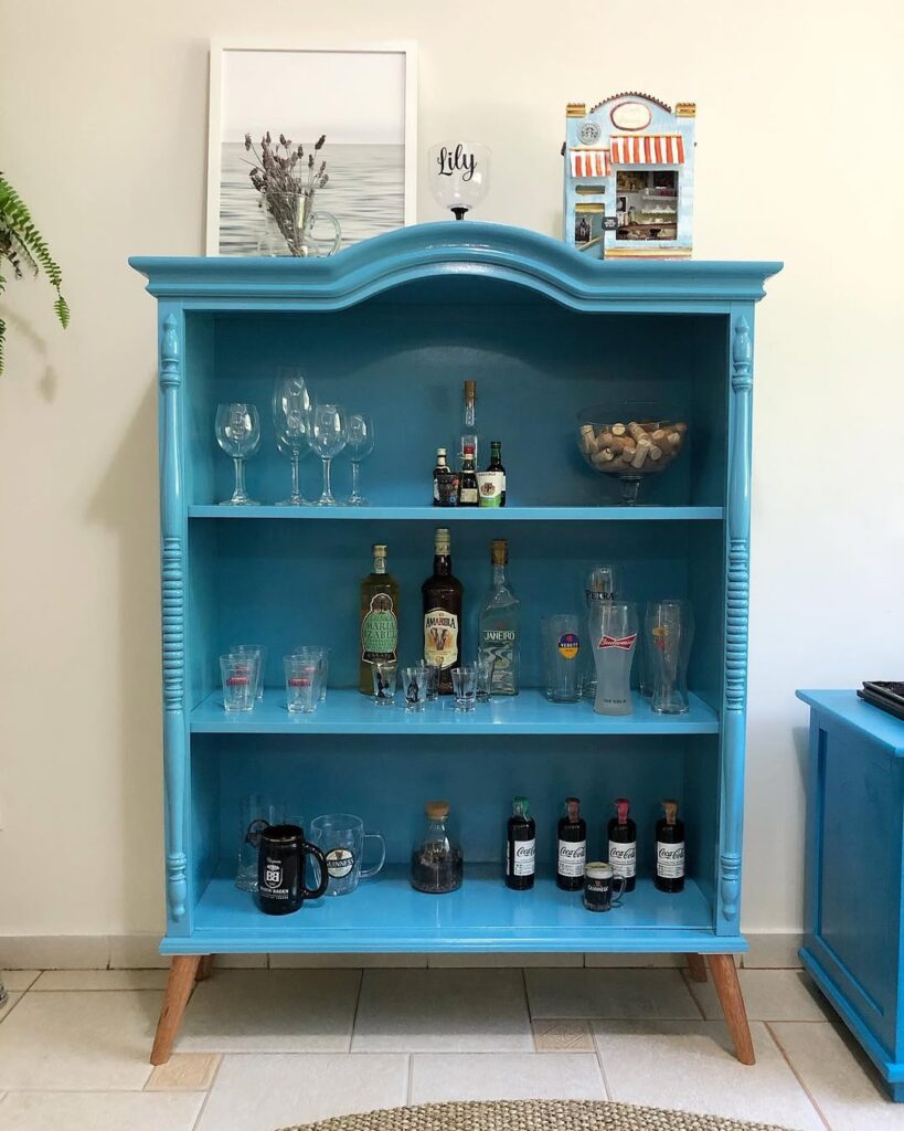 Móvel azul com prateleiras transformado em bar