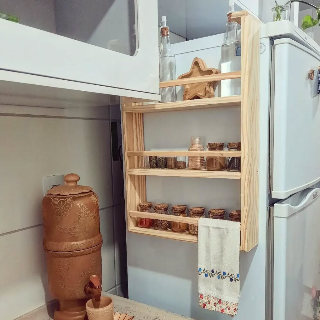 Cozinha branco com suporte de madeira para temperos