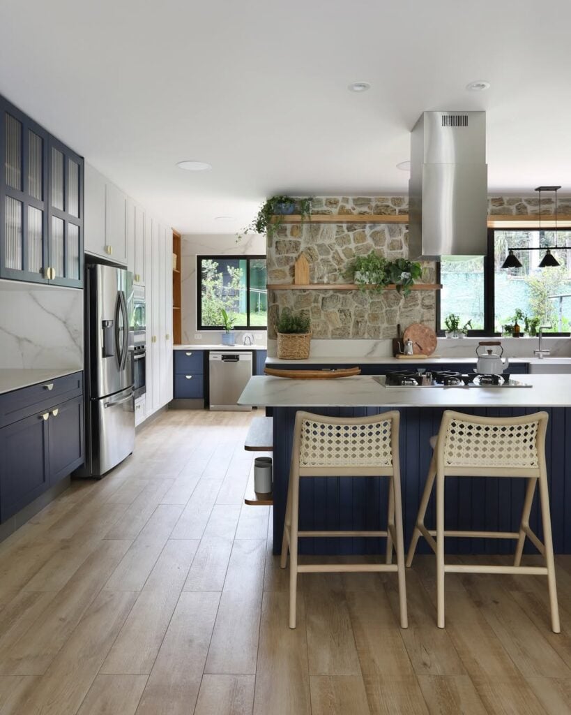 Cozinha com piso porcelanato, móveis em branco e azul