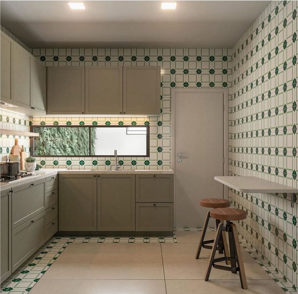 Cozinha com armários cinza, revestimento com azulejos brancos e detalhes em verde