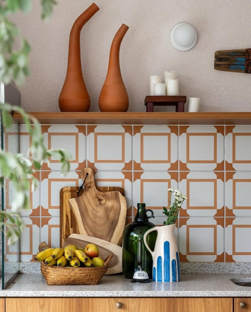 Bancada de pia com frontão revestido com azulejos brancos e tom de marrom