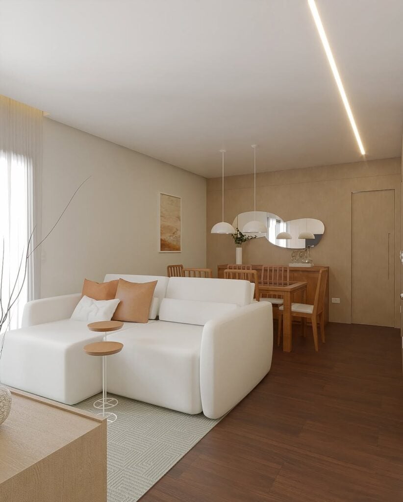 Sala de estar com sofá branco, almofadas brancas e marrom e tapete grande