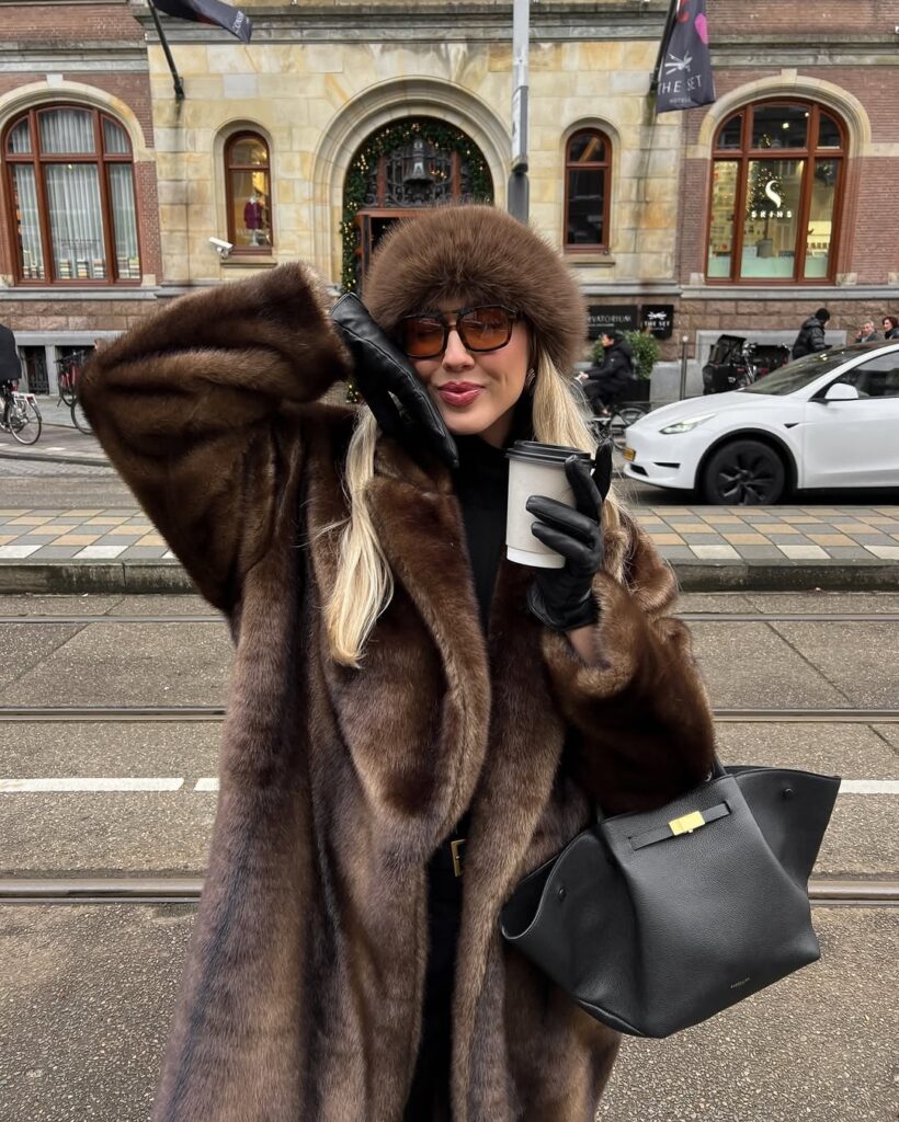 Look de inverno com casaco de pele