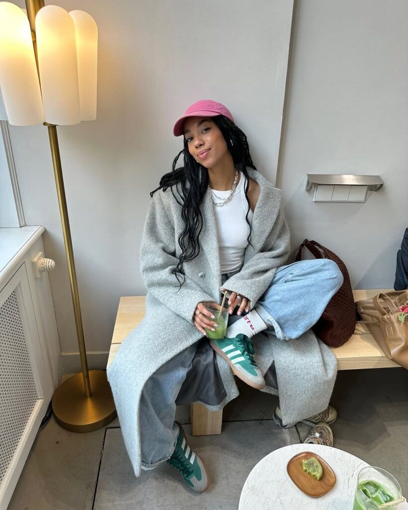 Mulher jovem e magra com roupas de inverno e acessórios