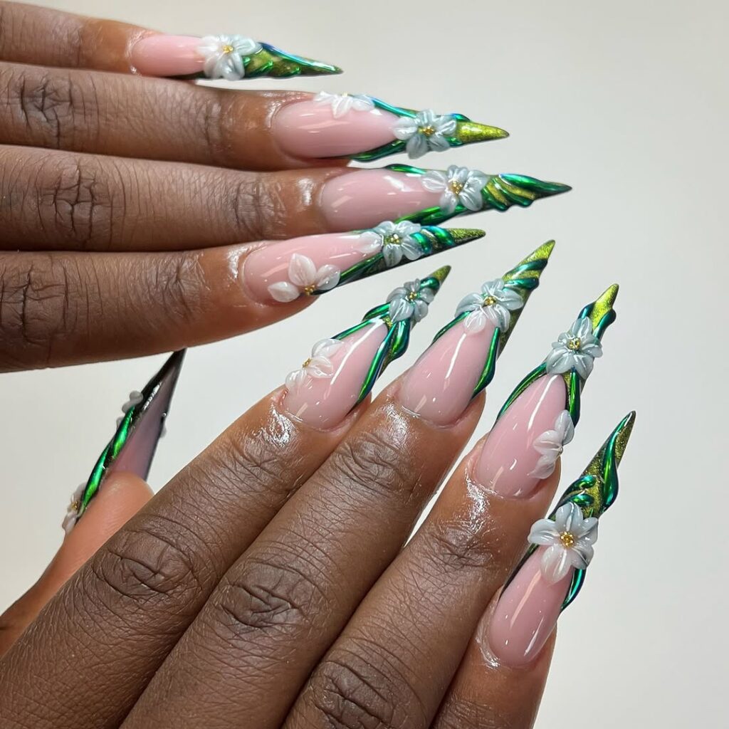 Mãos de pele preta, com unha stiletto com inglesinha verde, decorada com gel