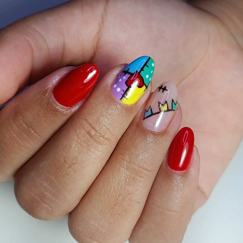 Mão de pele clara, com unha amendoada vermelha com decoração junina