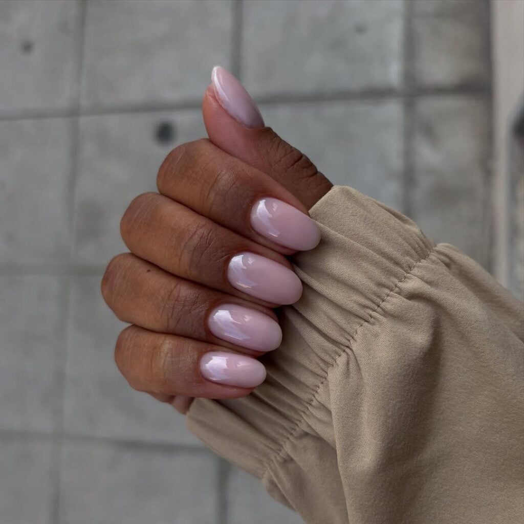 Mão de pele preta, com unha amendoada nude rosado 