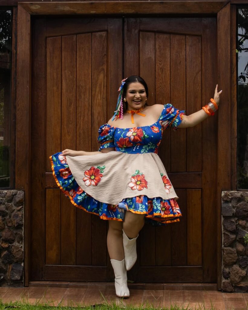 Mulher de pele clara, com look de São João