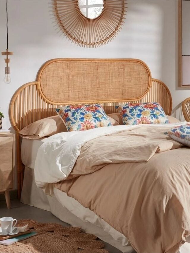Quarto com espelho em formato de sol, cabeceira de fibras naturais e almofadas florais