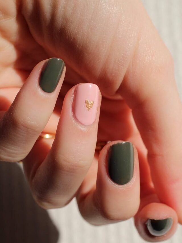 Mão de pele clara, com unha verde com detalhe de coração