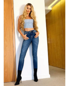 Yasmin Brunet com calça skinny