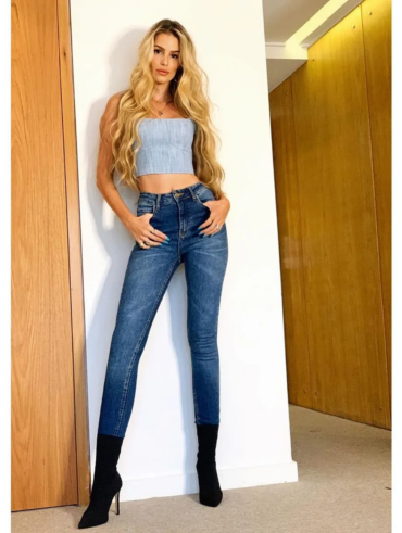 Yasmin Brunet com calça skinny