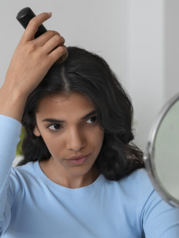 Mulher de pele clara, com blusa azul e cabelo escuro