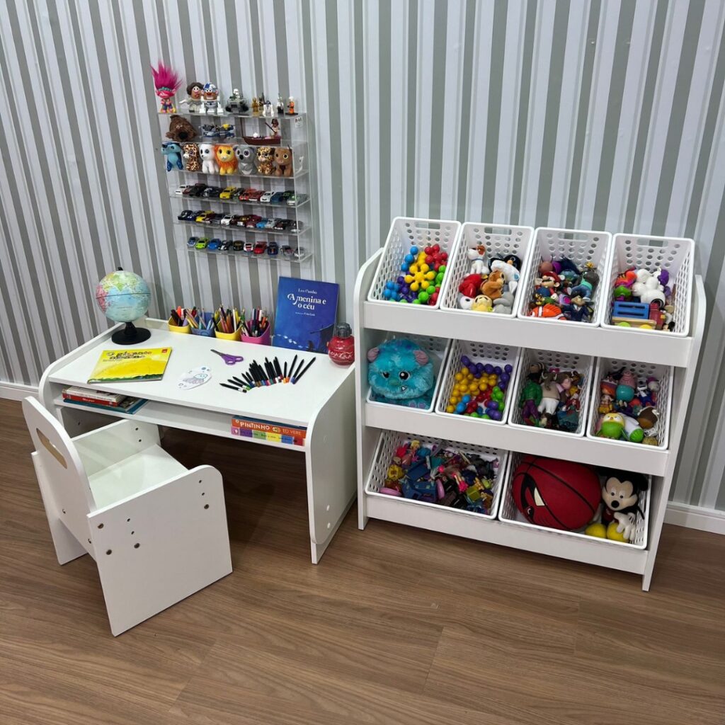 Ambiente com mesinha e cadeira brancas com lápis e brinquedos coloridos