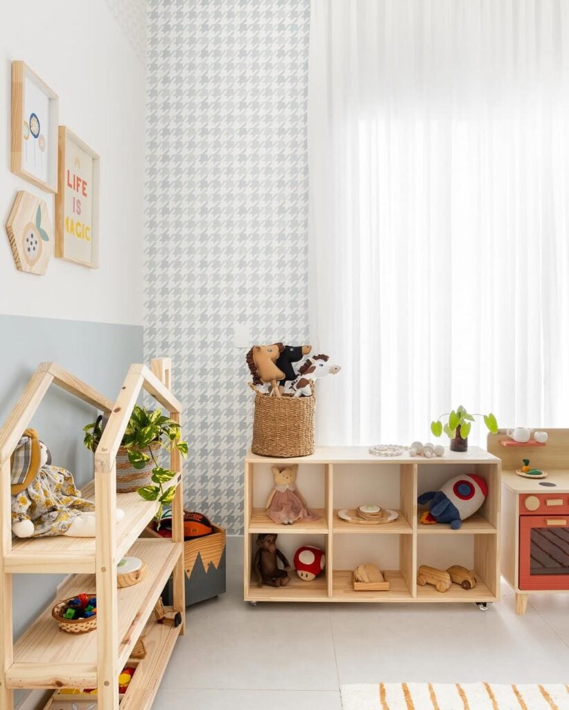 Espaço com prateleiras de madeiras e brinquedos