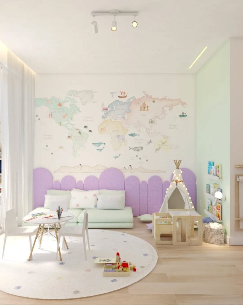 Brinquedoca no quarto em cores pastel, com mapa na parede e tapete redondo