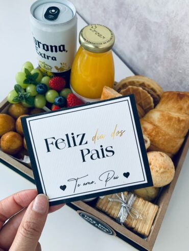 Bandeja com itens para café da manhã de dia dos pais