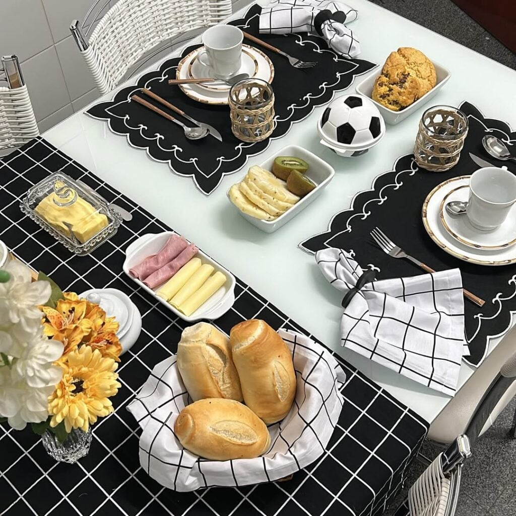 Mesa posta de café da manhã com decoração em preto e branco