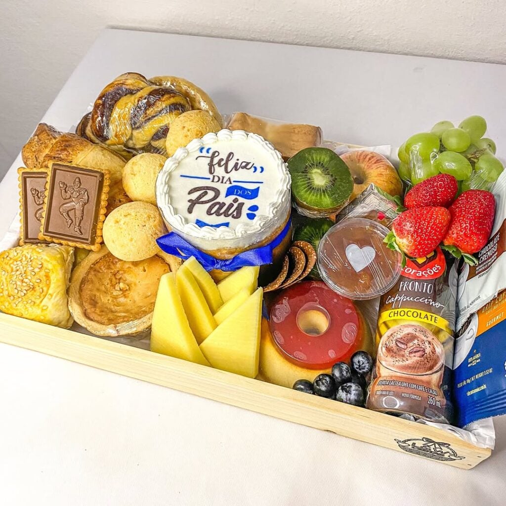Tábua com pães, frutas, queijo e pudim