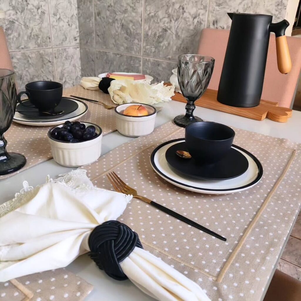 Mesa posta com louças em preto e branco