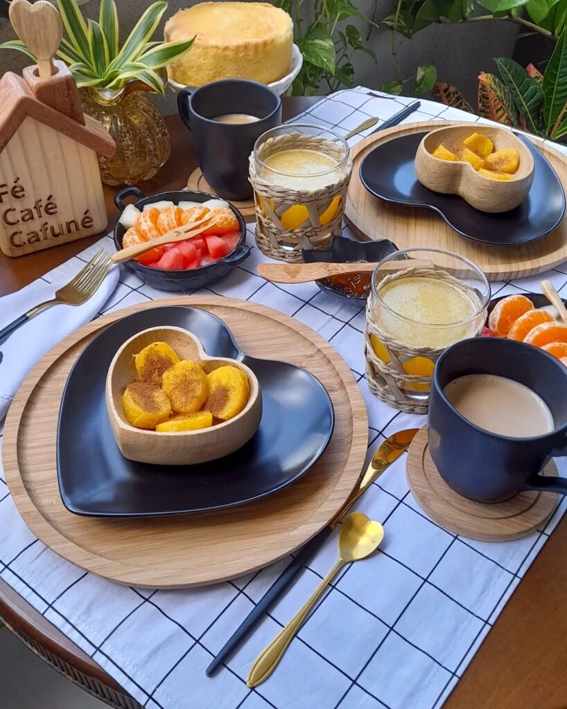 Mesa com toalha xadrez em branco e preto e pratos em formato de coração