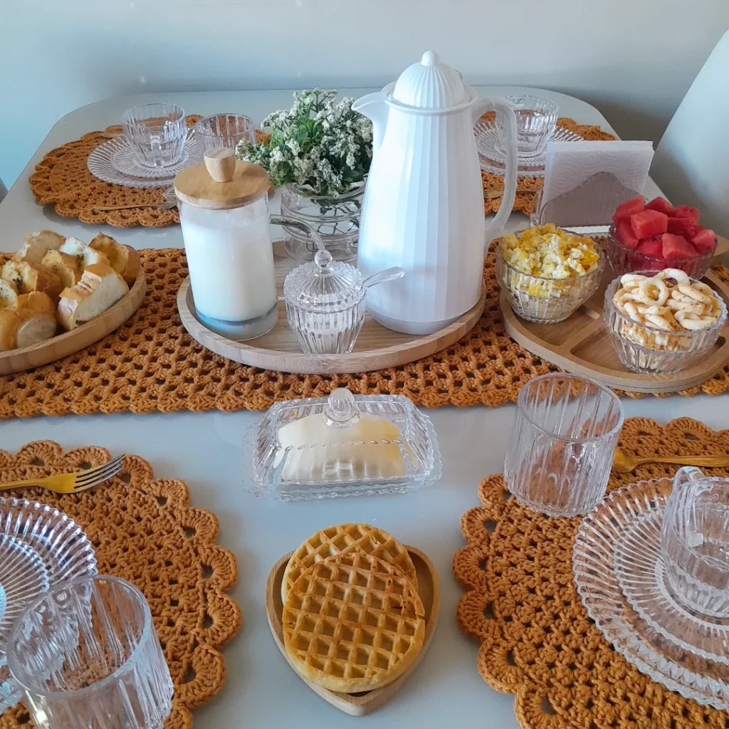 Mesa posta para o dia dos pais com trilho e sousplats de crochê