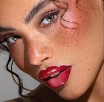 Mulher de pele clara e cherry lips