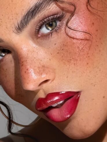 Mulher de pele clara e cherry lips