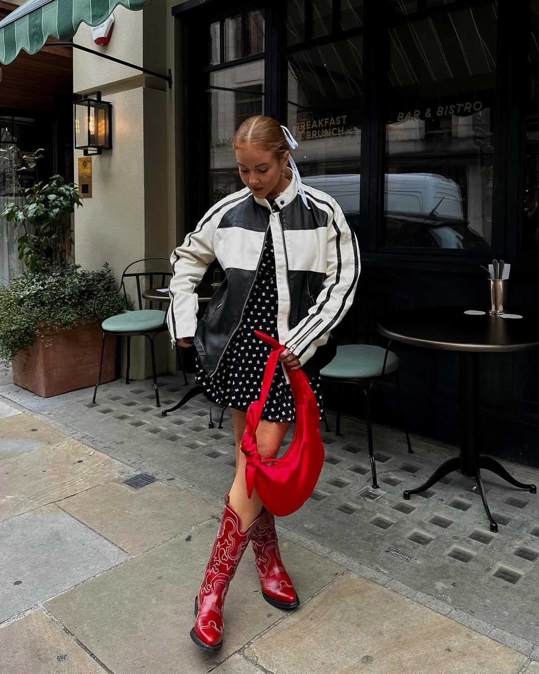 Combinação para vestido com jaqueta, bota western e bolsa vermelha