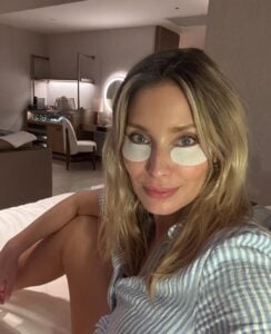 Mulher de pele clara, com cabelo loiro e look de listras