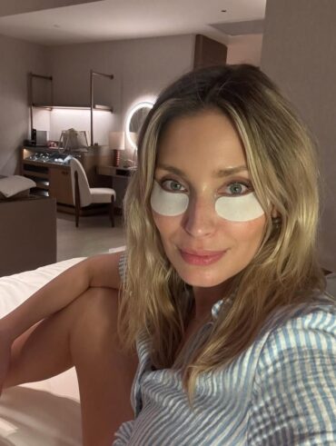 Mulher de pele clara, com cabelo loiro e look de listras