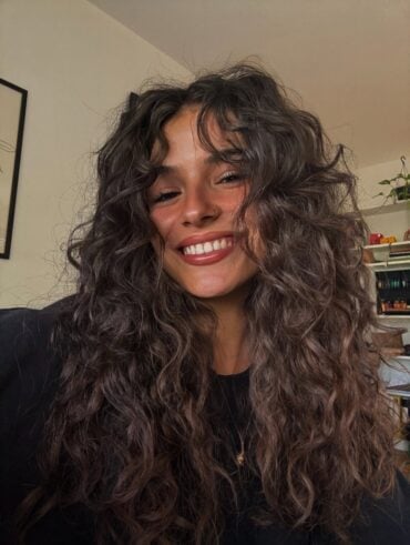 Mulher de pele "média", com cabelo escuro