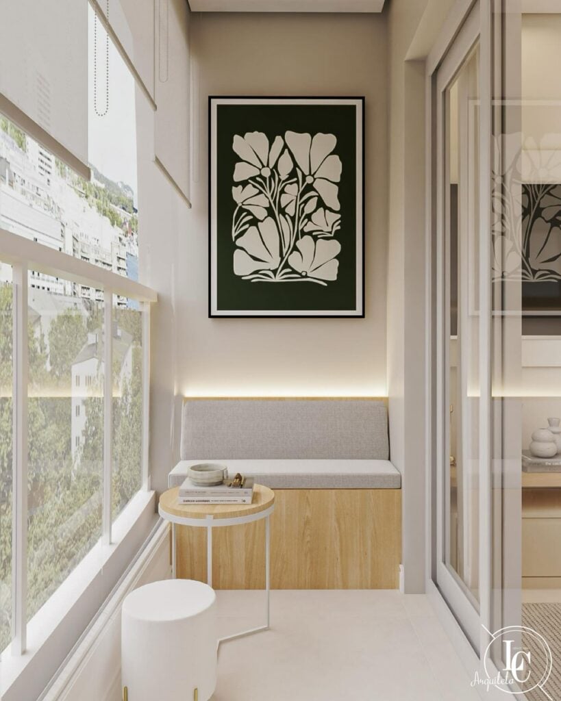 Varanda pequena com bancos decorada