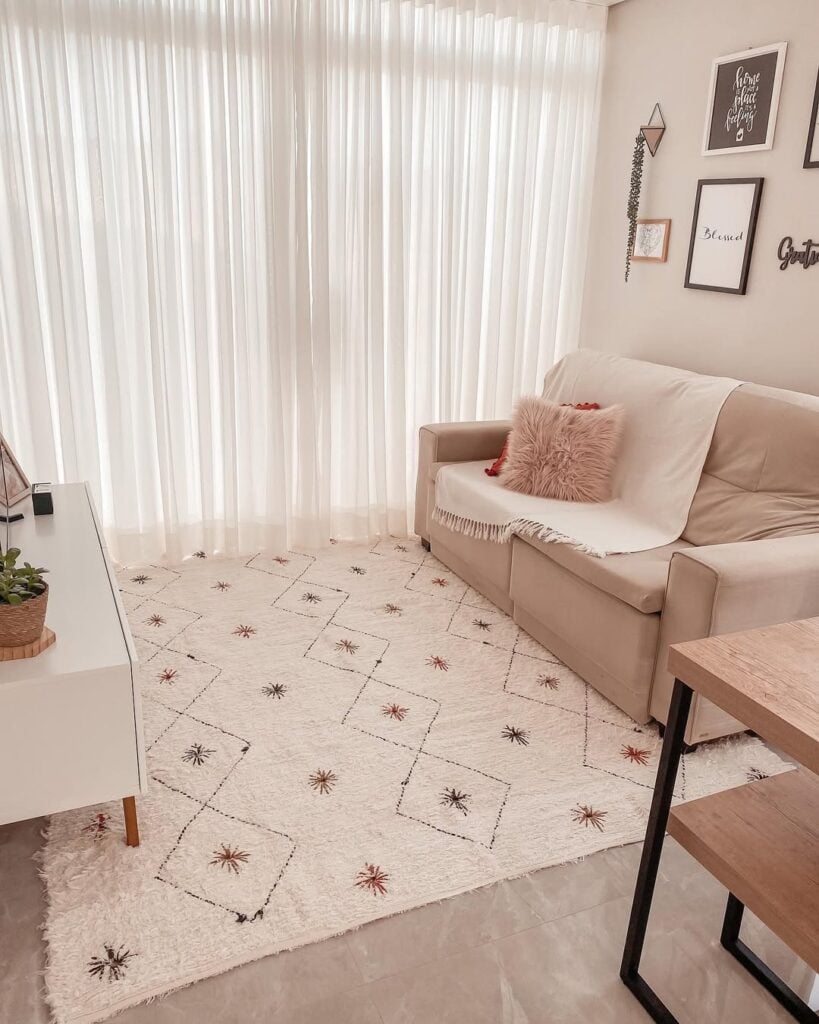 Sala de estar em tons claros com cortina branca
