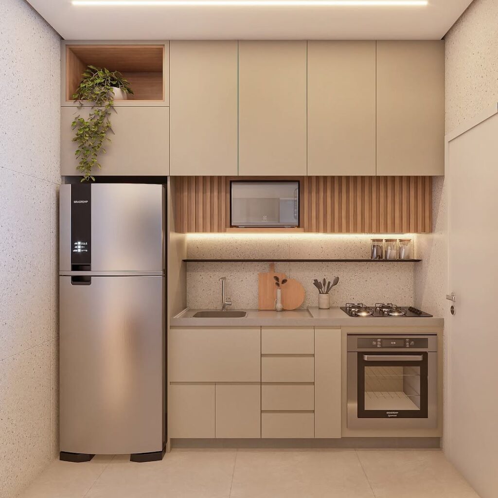 Cozinha planejada pequena em tons claros com iluminação de led no armário