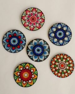 Imãs de geladeira com desenhos de mandalas coloridas