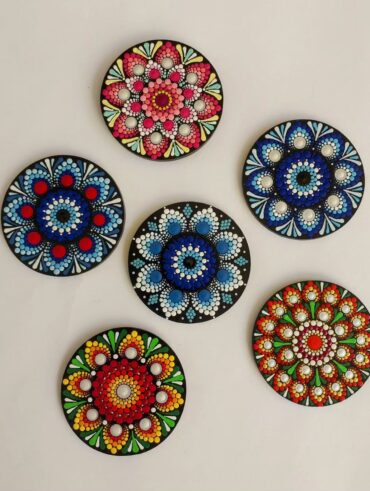 Imãs de geladeira com desenhos de mandalas coloridas